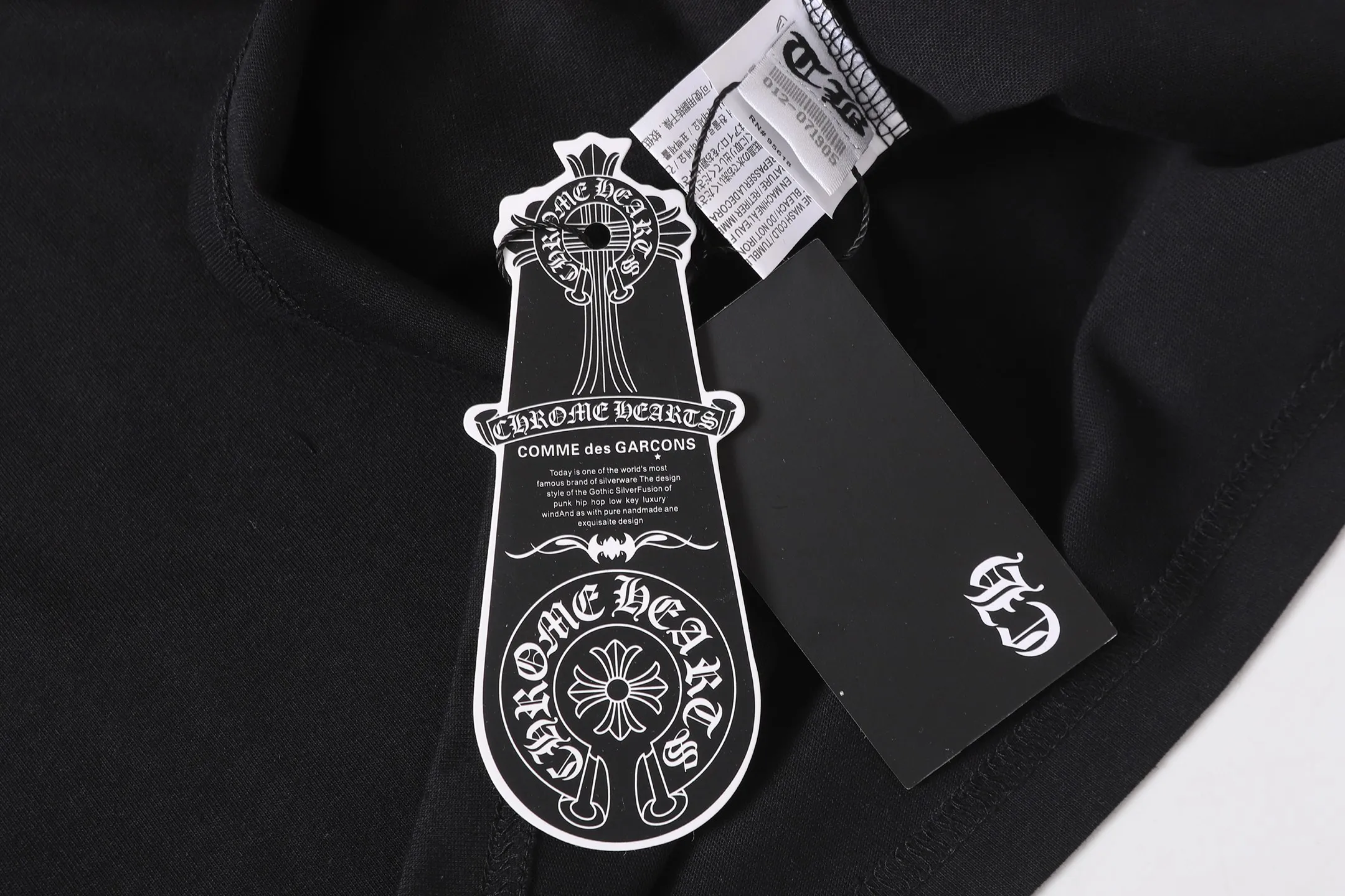 P150 Cross-border model, please do not place an order if you are pursuing quality -Chrome Hearts/Chrome Hearts Sanskrit rose printed bat sleeves popular short-sleeved T-shirt -High weight, high density and high quality, soft, delicate and skin-friendly wool, soft and silky to the touch, excellent warmth and skin-friendly properties -Customized weaving and dyeing, no color difference, no matter the fabric or workmanship details, beat the ordinary version on the market -Colour: black -Size: S M L XL